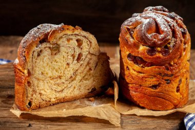 Paskalya pastası keki. Kuru üzümlü Kraffinler, şekerli meyveler ve haşhaş tohumları, üzerine toz şeker serpiştirilmiş. Ev yapımı pastaya yakın çekim. Cruffin..