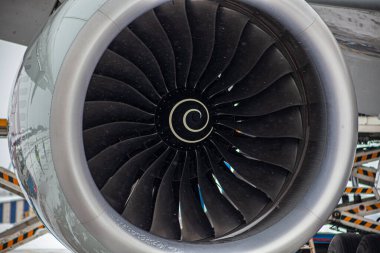 Uçak türbini. Pervaneler. Uçak jet motoru. Kapatın. Havacılık Teknolojileri. Bakım sırasında uçak jeti siyah detayı. Arkaplan.