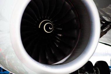 Uçak türbini. Pervaneler. Uçak jet motoru. Kapatın. Havacılık Teknolojileri. Bakım sırasında uçak jeti siyah detayı. Arkaplan.