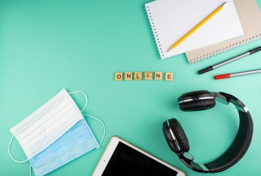 İnternette duydum. Sözcük ahşap harflerle yazılmıştır. Üst Manzara. Motivasyon. Mavi arka plan. Boşluğu kopyala.