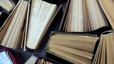 Kitap geçmişi. Kütüphanedeki eski kitaplar. Kitapçı dükkanı. Kitapçı, kitapçı.
