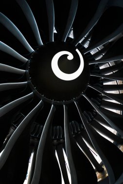 Uçak jet motorunun türbin bıçakları. Türbinlerin motorunu kapatın. Havacılık Teknolojileri. Bakım sırasında uçak jeti siyah detayı. Geçmişi. Makro.