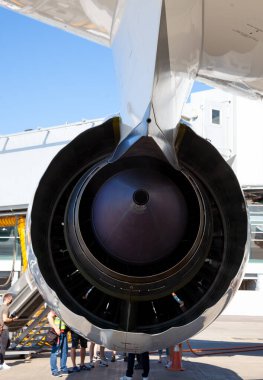 Uçak jet motorunun türbin bıçakları. Türbinlerin motorunu kapatın. Havacılık Teknolojileri. Bakım sırasında uçak jeti detayı. Geçmişi. Makro.