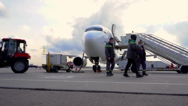 乌克兰，基辅- 2021年3月19日：比斯航空公司的飞机在停机坪上。波音737-800 UR-UBA客机，机场装卸. — 图库视频影像