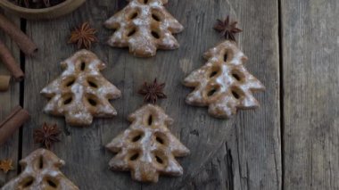Tahta arka planda Noel ağacı kurabiyeleri. Yeni yıl yemeği. Anason yıldızı. Şenlikli pişmiş yiyecekler. Masada zencefilli çörek. Şekerli tatlı mevsimi..