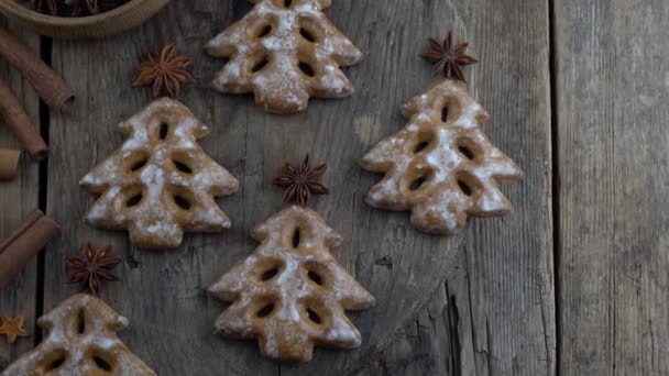 Galletas de árbol de Navidad sobre fondo de madera. Comida de Año Nuevo. Estrella de anís. Productos horneados festivos. Pan de jengibre en la mesa.Azúcar helado dulzura sabor temporada. — Vídeo de stock