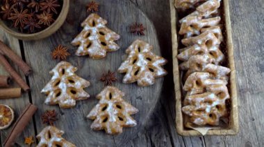 Tahta arka planda Noel ağacı kurabiyeleri. Yeni yıl yemeği. Anason yıldızı. Şenlikli pişmiş yiyecekler. Masada zencefilli çörek. Şekerli tatlı mevsimi..