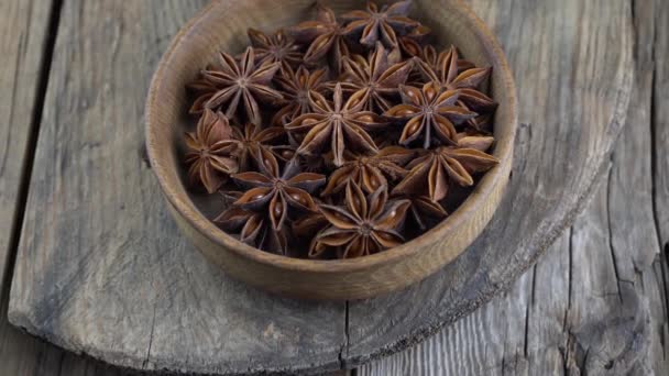 Anice stelle in una ciotola di legno sul tavolo. Condimento aromatico all'anice. Pianta semi. Cibo e cucina. Infiorescenza a forma di stella. — Video Stock