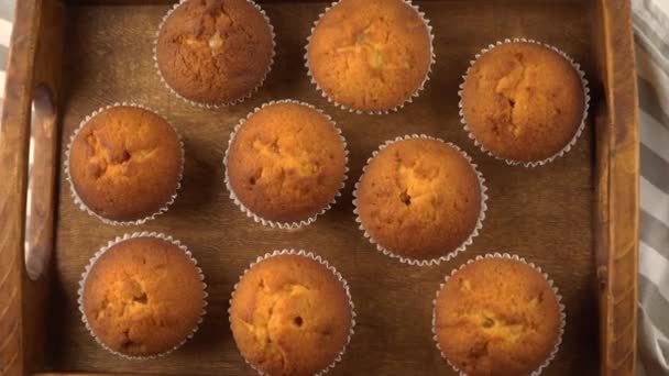 Muffins Läckra Bakverk Bakad Dessert Bordet Utsikt Hemmagjord Muffins Portionerade — Stockvideo