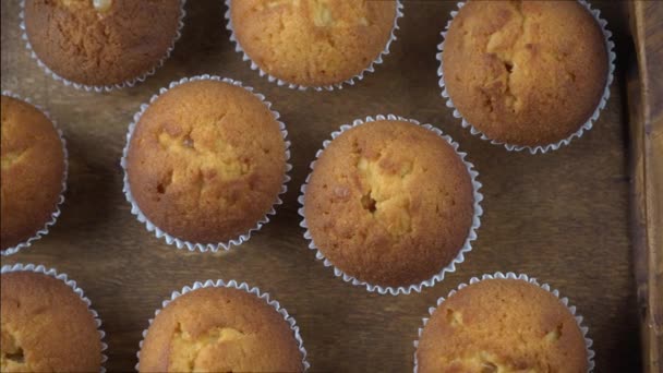 Muffins Heerlijk Gebak Gebakken Dessert Het Tafelblad Uitzicht Zelfgemaakte Muffin — Stockvideo