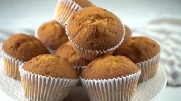 Muffinok Finom Sütemények Sült Desszert Asztalra Néző Házi Készítésű Muffin — Stock videók