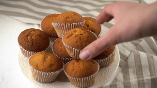 Muffins Läckra Bakverk Bakad Dessert Bordet Utsikt Hemmagjord Muffins Portionerade — Stockvideo