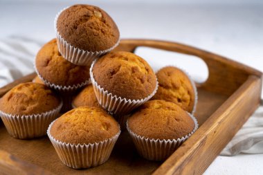 Bisküvi kekleri yakın plan. Tatlı hamur işleri. Parti ikramı. Beyaz masadaki tatlı, ev yapımı kekler. Porsiyonlu kekler. Basit kek..