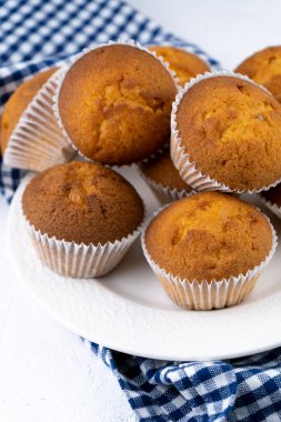 Bisküvi kekleri yakın plan. Tatlı hamur işleri. Parti ikramı. Beyaz masadaki tatlı, ev yapımı kekler. Porsiyonlu kekler. Basit kek..