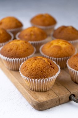 Bisküvi kekleri yakın plan. Tatlı hamur işleri. Parti ikramı. Beyaz masadaki tatlı, ev yapımı kekler. Porsiyonlu kekler. Basit kek..