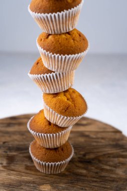 Bisküvi kekleri yakın plan. Tatlı hamur işleri. Parti ikramı. Beyaz masadaki tatlı, ev yapımı kekler. Porsiyonlu kekler. Basit kek..