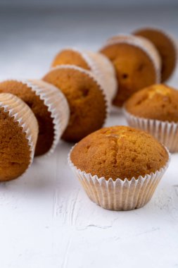 Bisküvi kekleri yakın plan. Tatlı hamur işleri. Parti ikramı. Beyaz masadaki tatlı, ev yapımı kekler. Porsiyonlu kekler. Basit kek..