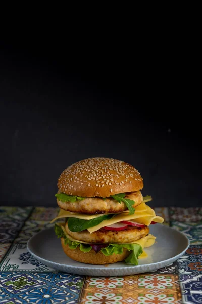 Pan Hamburguesa Doble Chuleta Pollo Con Queso Lechuga Rúcula Rábano —  Fotos de Stock