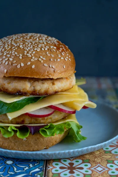 Hamburger Zsemle Dupla Csirkés Szelet Sajttal Salátával Arugulával Retekkel Hús — Stock Fotó