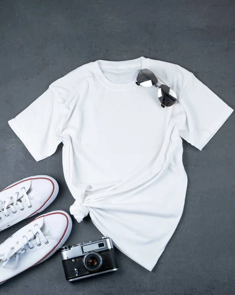 Camiseta Blanca Con Lugar Para Texto Las Zapatillas Los Cristales — Foto de Stock