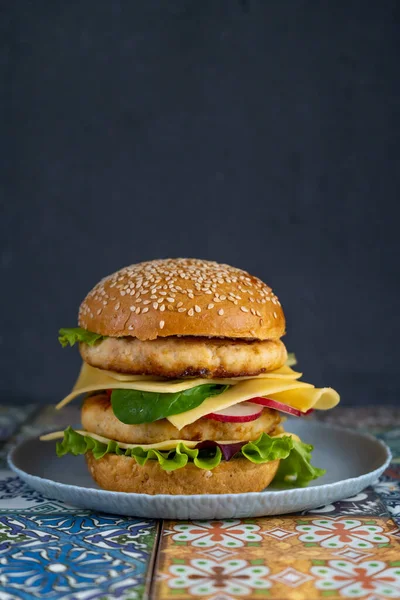 Pan Hamburguesa Doble Chuleta Pollo Con Queso Lechuga Rúcula Rábano —  Fotos de Stock