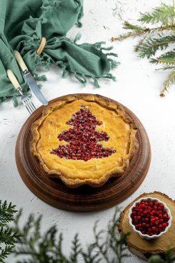 Noel ağacı yemeği. Peynirli kek. Yaban mersinli ve yaban mersinli yuvarlak pasta. Böğürtlenli ev yapımı tatlı pasta. Yılbaşı ve Noel hediyeleri. Turta, güveç.