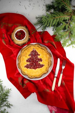 Noel ağacı yemeği. Peynirli kek. Yaban mersinli ve yaban mersinli yuvarlak pasta. Böğürtlenli ev yapımı tatlı pasta. Yılbaşı ve Noel hediyeleri. Turta, güveç.