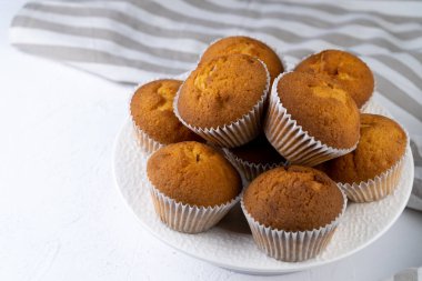 Bisküvi kekleri yakın plan. Tatlı hamur işleri. Parti ikramı. Beyaz masadaki tatlı, ev yapımı kekler. Porsiyonlu kekler. Basit kek..