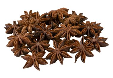 Beyaz arka planda izole edilmiş anason yıldızları. Kokulu baharat, baharat. Badian kurutulmuş meyveleri. Anason yıldızı yakın plan.