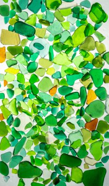 Deniz camı manzaralı yaz arkaplanı. Okyanustan kırık camlar. Deniz deseni. Okyanus mozaiği. Sahilde mavi, yeşil, beyaz doğal renkler bulundu..