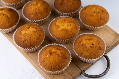 Bisküvi kekleri yakın plan. Tatlı hamur işleri. Parti ikramı. Beyaz masadaki tatlı, ev yapımı kekler. Porsiyonlu kekler. Basit bir kek. Üst görünüm.