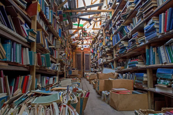 古い放棄された図書館 バックグラウンドを 本棚の本 紙本知識 — ストック写真