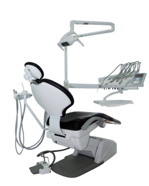 Dişçi sandalyesi beyaz arka planda izole edilmiş. Diş tedavisi için ortodontist işyeri. Doktorun muayenehanesi için bir cihaz. Siyah beyaz dişçi sandalyesi.