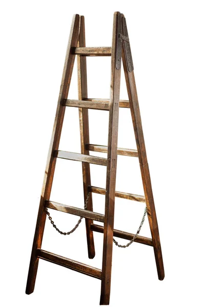 Escada de madeira isolada sobre fundo branco. Escada dupla com uma corrente no meio — Fotografia de Stock