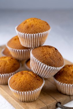 Bisküvi kekleri yakın plan. Tatlı hamur işleri. Parti ikramı. Beyaz masadaki tatlı, ev yapımı kekler. Porsiyonlu kekler. Basit kek..