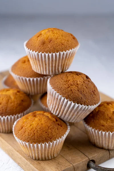 Bisküvi kekleri yakın plan. Tatlı hamur işleri. Parti ikramı. Beyaz masadaki tatlı, ev yapımı kekler. Porsiyonlu kekler. Basit kek..