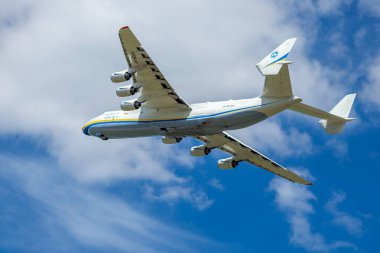 Gostomel, Ukrayna - 4 Haziran 2021: Antonov 225 AN-225 Mriya uçağı, dünyanın en büyük uçağı. UR-82060 en büyük uçak gökyüzünde uçuyor. Kyiv Kiev .