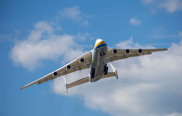 Gostomel, Ukrayna - 4 Haziran 2021: Antonov 225 AN-225 Mriya uçağı, dünyanın en büyük uçağı. UR-82060 en büyük uçak gökyüzünde uçuyor. Kyiv Kiev .