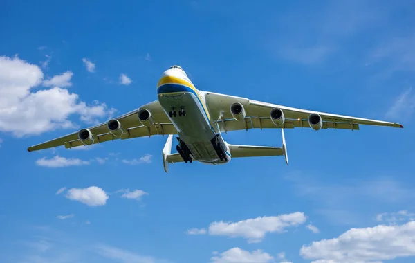 ウクライナのゴストメル 2021年6月4日 世界最大の飛行機アントノフ225 225ミリヤは空港から離陸します 82060空を飛ぶ最大の航空機 キエフキエフ — ストック写真