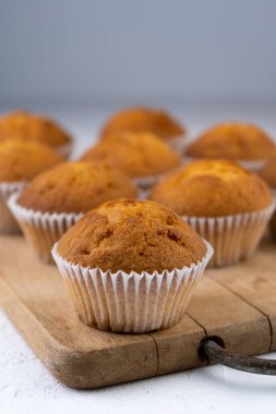 Bisküvi kekleri yakın plan. Tatlı hamur işleri. Parti ikramı. Beyaz masadaki tatlı, ev yapımı kekler. Porsiyonlu kekler. Basit kek..