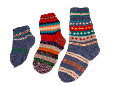 Beyaz arka planda izole edilmiş örgü çoraplar. Çok renkli, sıcak yün çorap. Ayarla.