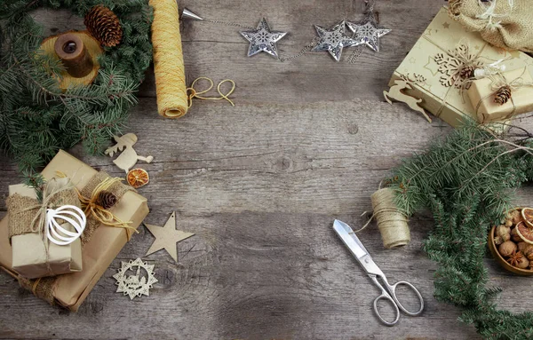 Geschenkverpackung Für Weihnachten Und Neujahr Holzhintergrund Mit Platz Für Text — Stockfoto