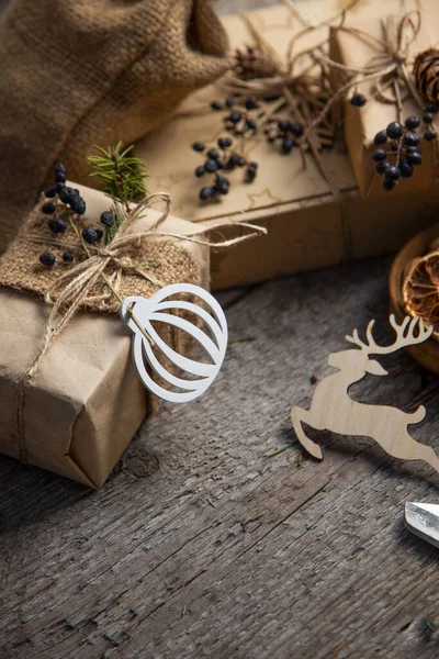 Pakowanie Prezentów Boże Narodzenie Nowy Rok Drewniane Tło Miejscem Tekst — Zdjęcie stockowe