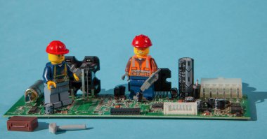 Ukrayna, Kyiv - 6 Nisan 2020: bilgisayar tamircisi LEGO adamları. İşçiler ve mühendisler. Tamirciler ve zanaatkarlar. Bilgisayar tamiri, güncelleme ve lego adamla destek. Hizmet merkezi teşhisi. Bilgi İşlem.