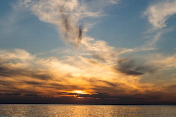 Ηλιοφάνεια Στην Ακτή Χρυσή Ώρα Ουρανός Και Σύννεφα Σύννεφο Φτερών — Φωτογραφία Αρχείου