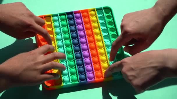 Brinquedo Listrado Silicone Brilhante Big Pop Criança Brincando Com Arco — Vídeo de Stock