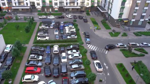 ウクライナのキエフ 2021年6月12日 多層階建ての建物の中庭に高密度駐車場 駐車場で車の多くは トップビュー 住宅不動産 近代的 混雑していて空いている場所はない — ストック動画
