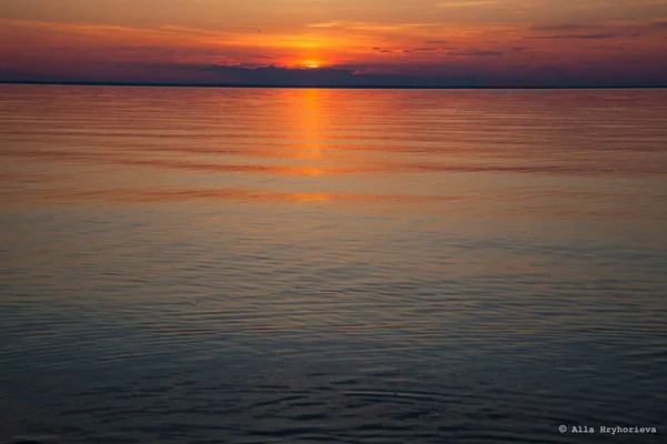 Ηρέμησε Στην Ακτή Ουρανός Βράδυ Νερό Ηλιοφάνεια Στην Ακτή Χρυσή — Φωτογραφία Αρχείου