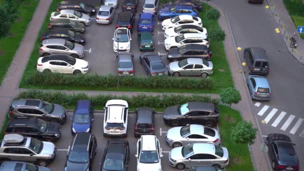 Kiev, Ucrânia - 12 de junho de 2021: Estacionamento denso no pátio de um edifício de vários andares. Muitos carros no parque de estacionamento, vista de cima. Propriedade da habitação. Moderno. Sobrecarregado, sem lugares vagos — Vídeo de Stock
