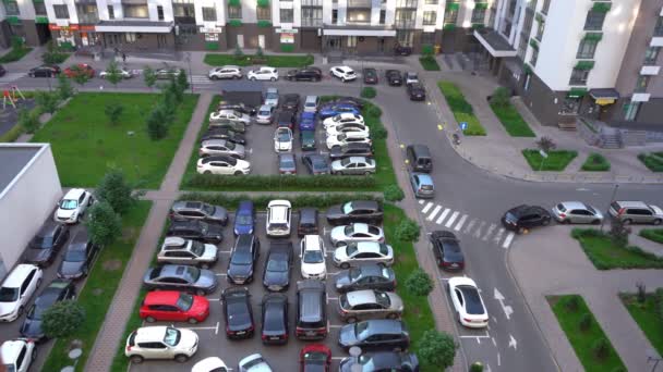 Kiev, Oekraïne - 12 juni 2021: Dichte parkeerplaats op de binnenplaats van een gebouw met meerdere verdiepingen. Veel auto 's op de parkeerplaats, bovenaanzicht. Huisvesting. Modern. Overvol, geen leegstaande plaatsen — Stockvideo